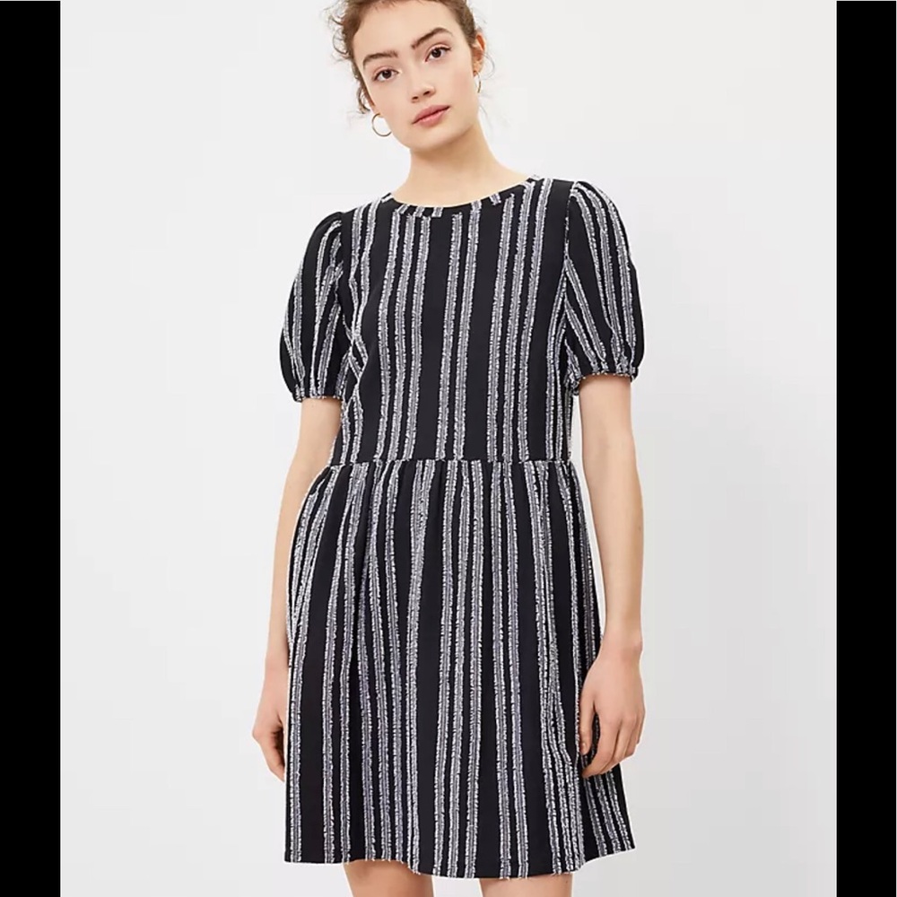 🎈3/$15 Striped puff sleeve swing dress by loft